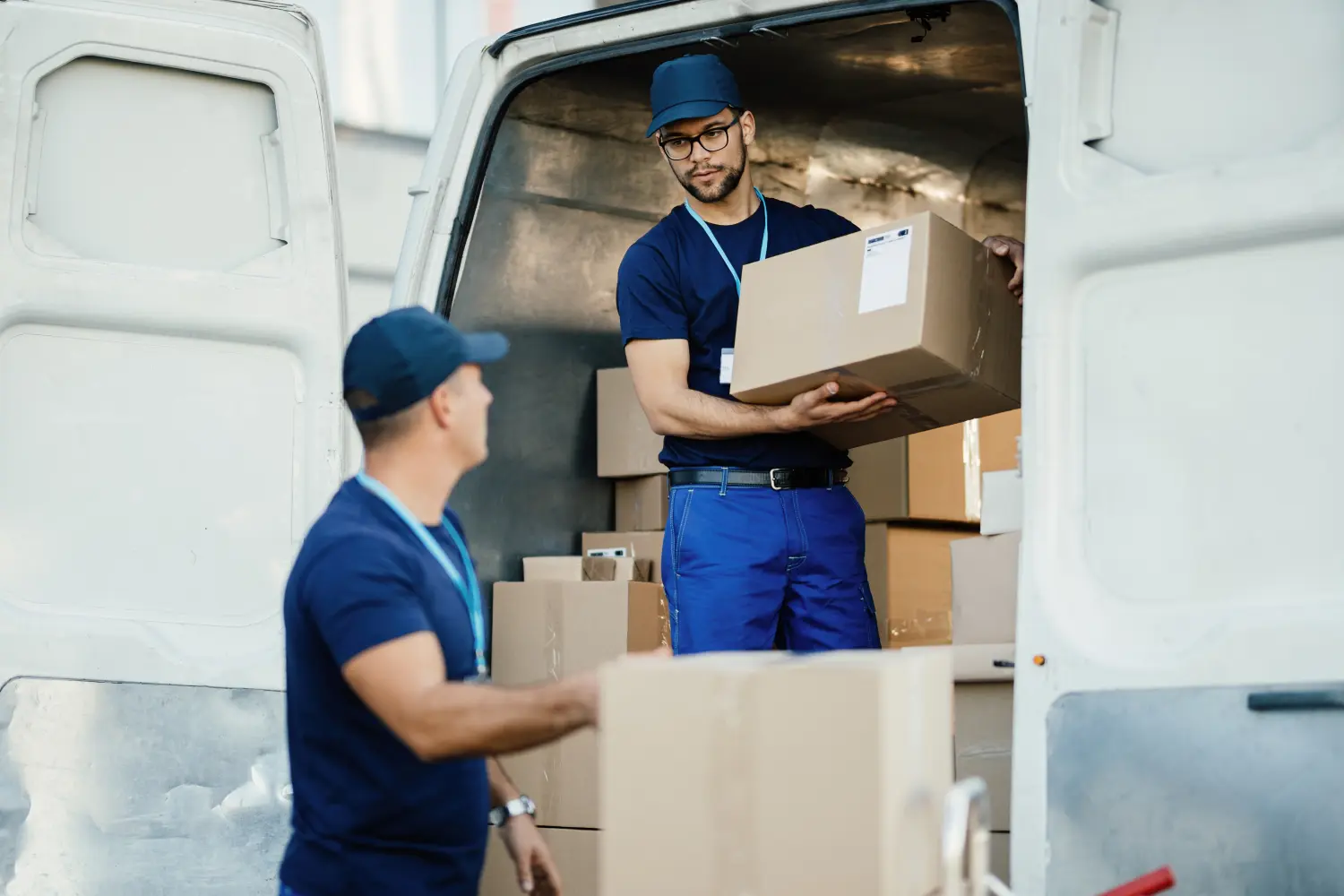 R.k Transport & Umzug - Arbeiter, die das Paket transportieren