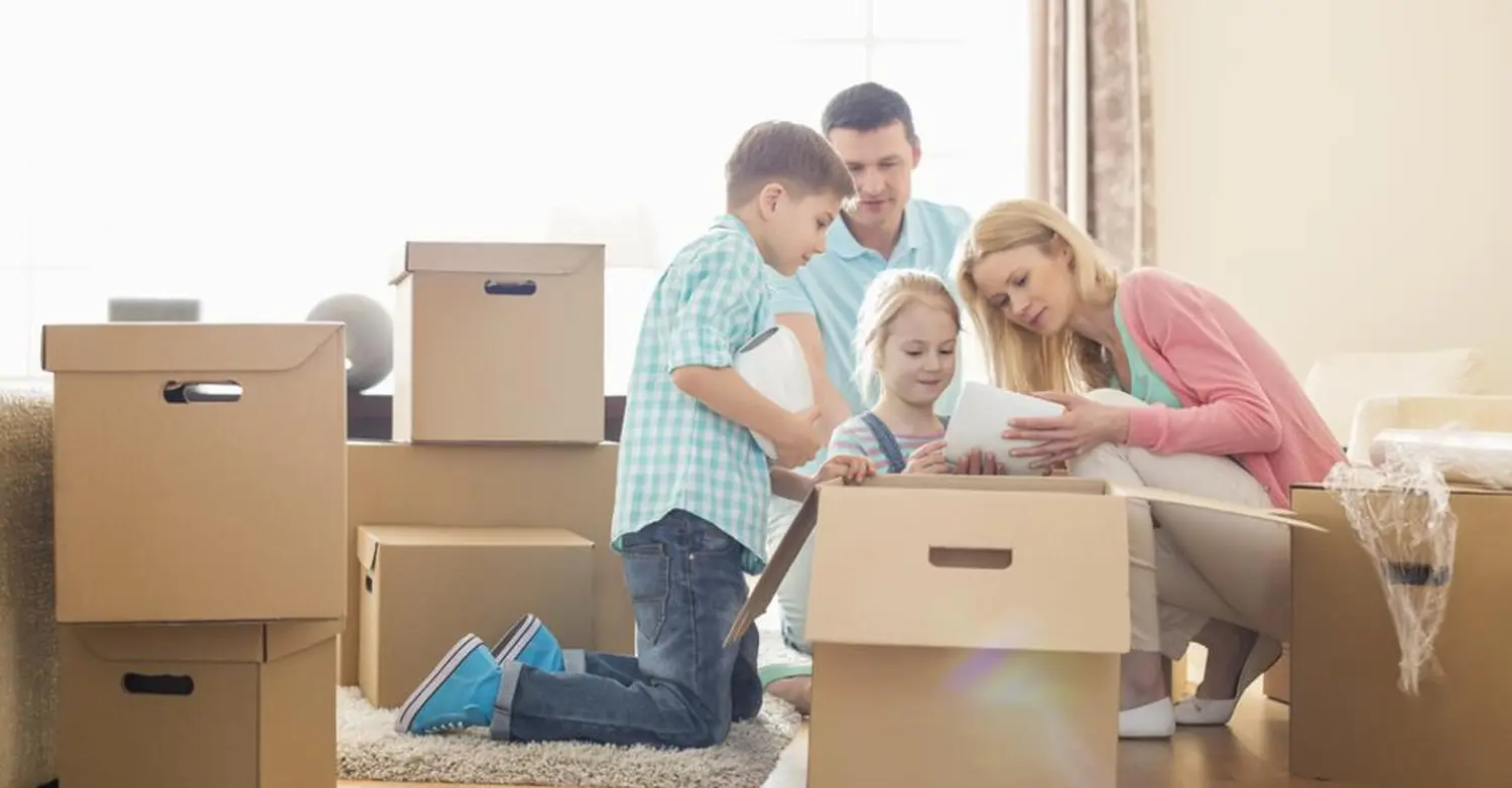R.k Transport & Umzug - Familie beim Öffnen der Verpackungskisten