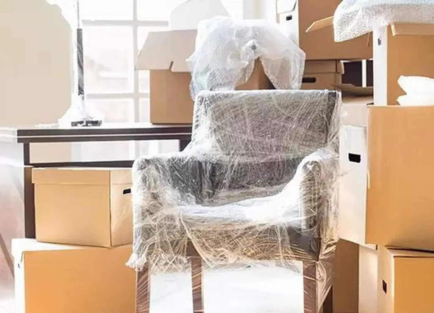 R.k Transport & Umzug - eingepackter Stuhl für den Umzug der Möbel