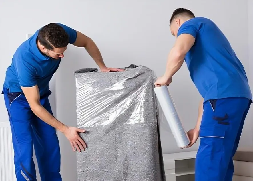 R.k Transport & Umzug - 2 Arbeiter verpacken die Möbel